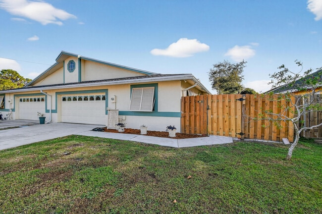 Building Photo - 6016 Pompano St