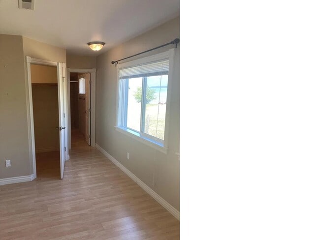 Building Photo - Lake Front Rental - Long term and utilities paid