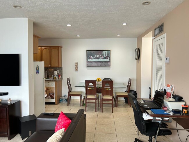 large dining room - 900 SW 84th Ave