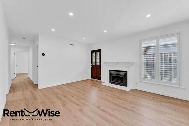 Building Photo - 110 Cuesta Dr