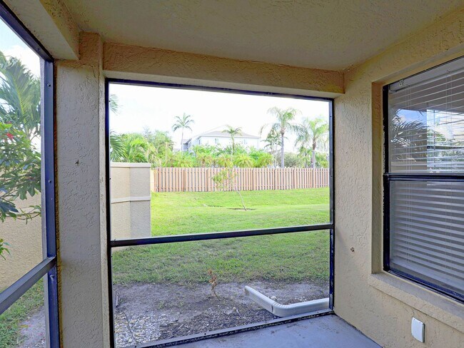 Building Photo - $250 OFF FIRST MONTH RENT!! Affordable & Newly Remodeled 1-Bedroom in the Heart of Fort Myers!