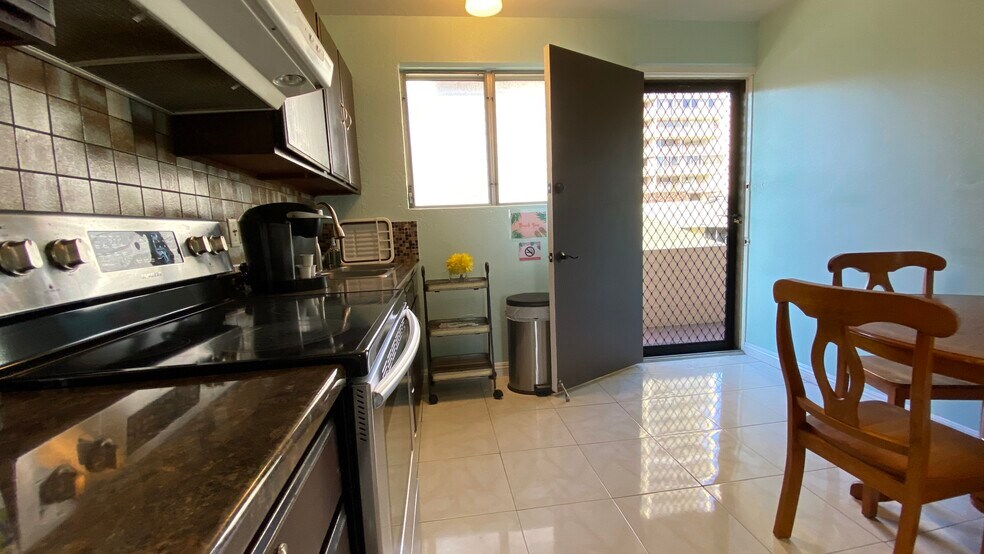 Building Photo - 904 Lunalilo St