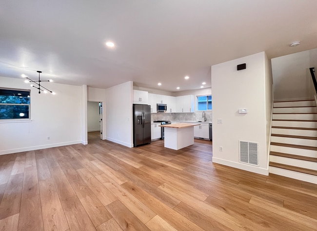 Building Photo - Modern Craftsman 4 Bedroom Home!