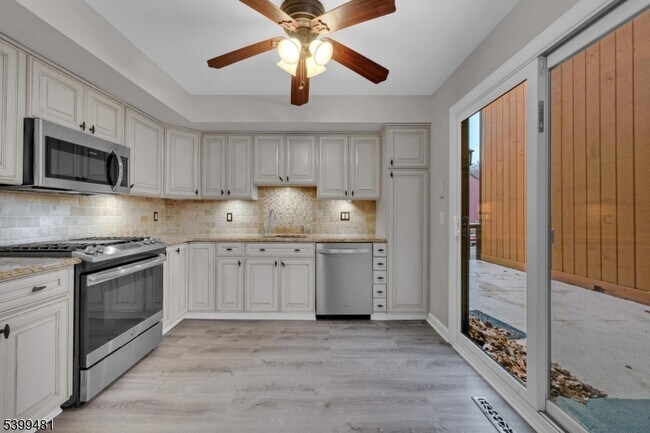 Building Photo - 107 Wimbledon Square