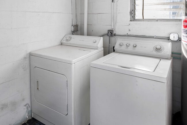 Building Photo - 631 Calhoun St