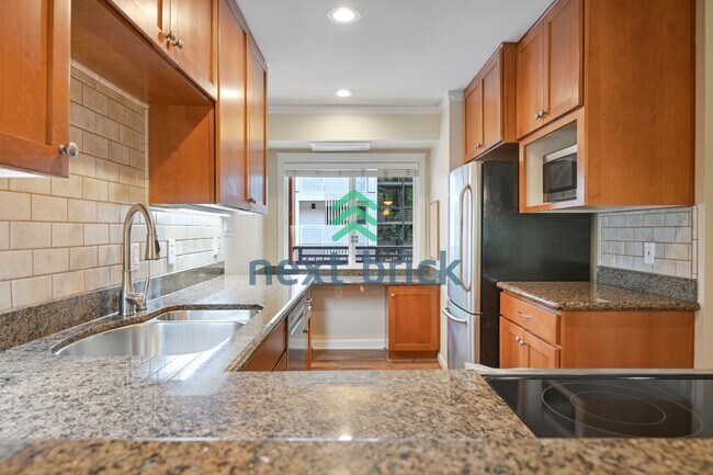 Building Photo - Bright & Remodeled Bellevue Condo | Steps to Downtown | Garage Included