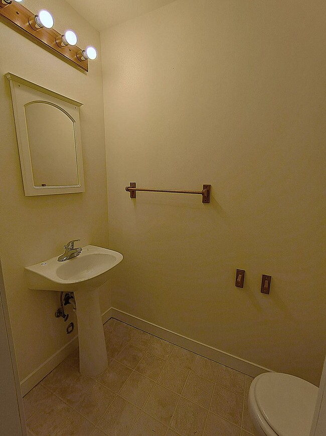 Building Photo - Freshly Painted Duplex in the Heart of Silverdale