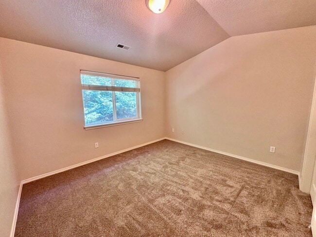 Building Photo - EZ living, Private Townhome setting Central Vancouver