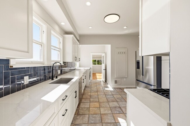 Building Photo - Classic 3bed/2bath Home Near Lake Merritt with Fresh Updates