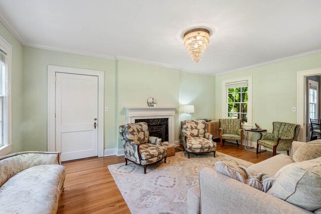 Building Photo - Stunning 3 bedroom FURNISHED MID-TERM RENTAL home in historic downtown Burlington