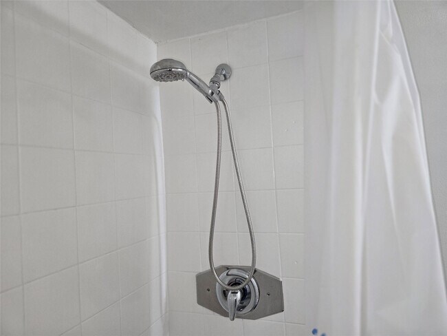 Building Photo - 1100 NW 87th Ave