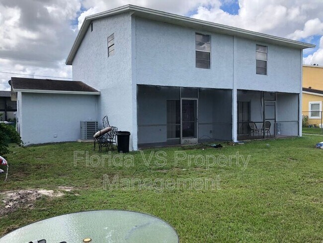 Building Photo - 800 Lucaya Dr