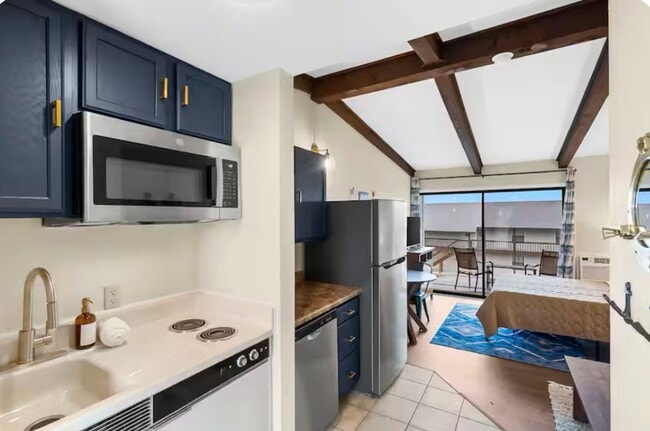 Building Photo - Remodeled and Stunning Studio | Fully Furnished | All Utilites Included | 1 Bathroom | Condo | Ki...