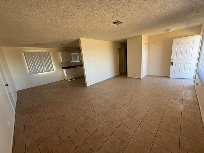 Building Photo - Hesperia Duplex-Spacious 2 Bedrooms, 1 Bat...