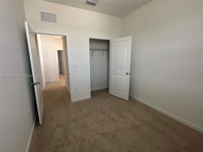 Building Photo - 822 SW 11th Ter