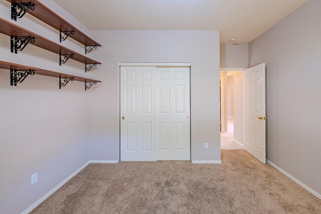 Building Photo - 1124 Calle Corvo NE