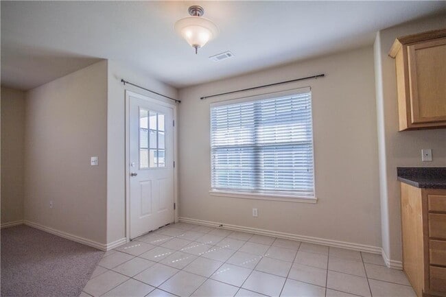 Building Photo - 931 Kensington Dr