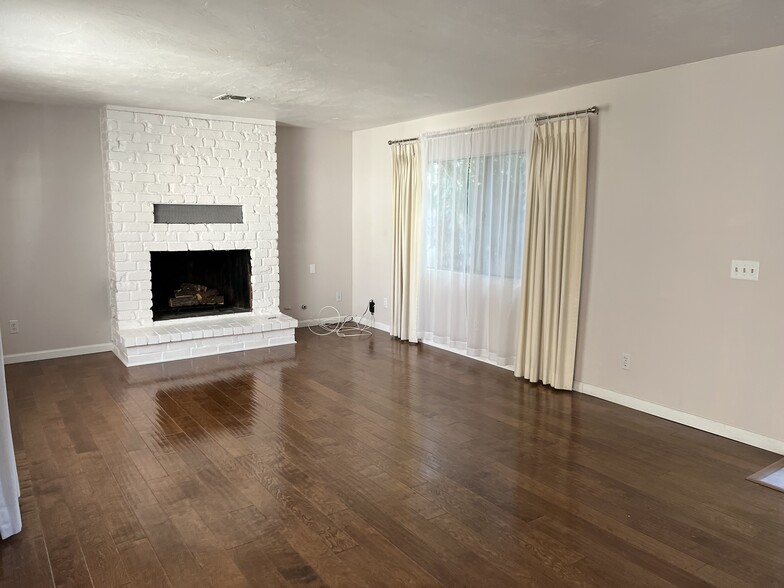 Family room - 6140 Tony Ave