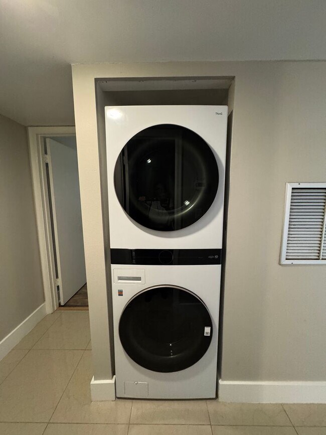 Building Photo - Experience comfort & leisure in this charming condo nestled within Orlando's best-kept secret, Ve...