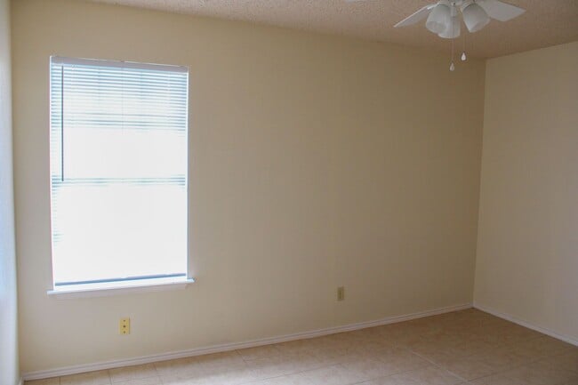 Building Photo - 2-Bedroom Duplex in Edison