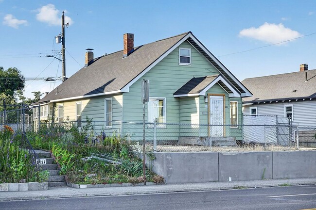 Building Photo - 1503 E Wellesley Ave
