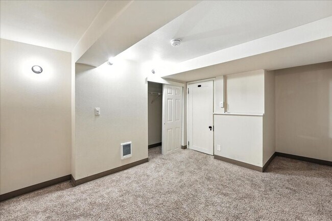 Building Photo - TOW2146