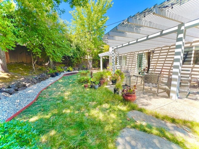 Building Photo - Gorgeous Serrano home in gated community c...