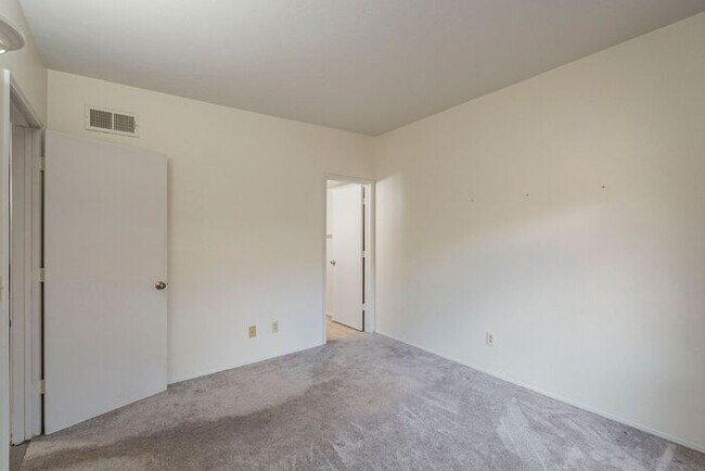 Building Photo - Bright 3-Bedroom Condo with Community Perk...