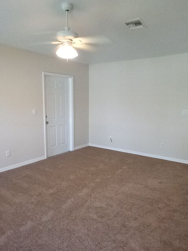 Building Photo - Cute and Quiet Country Living