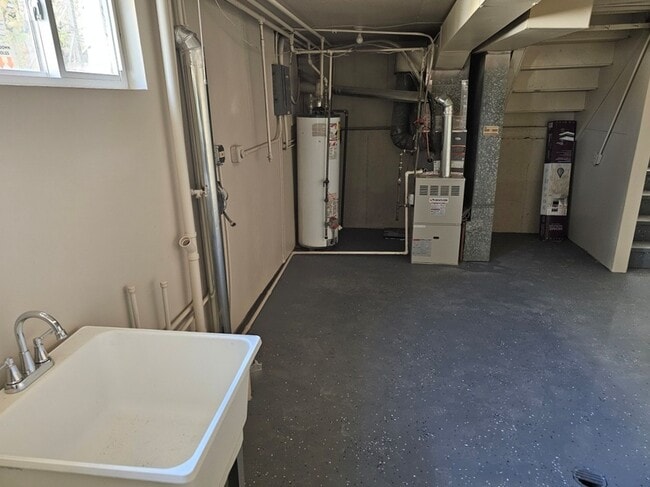 Building Photo - 1535 E Jane Ave