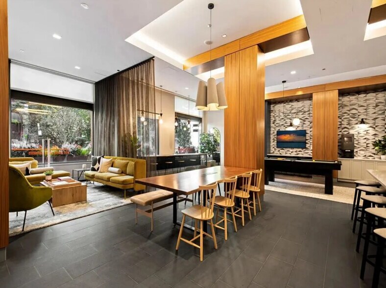 Building Photo - 70 W Huron St