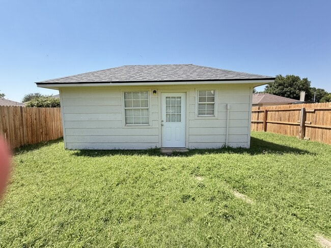 Building Photo - 609 N Vinton Ave