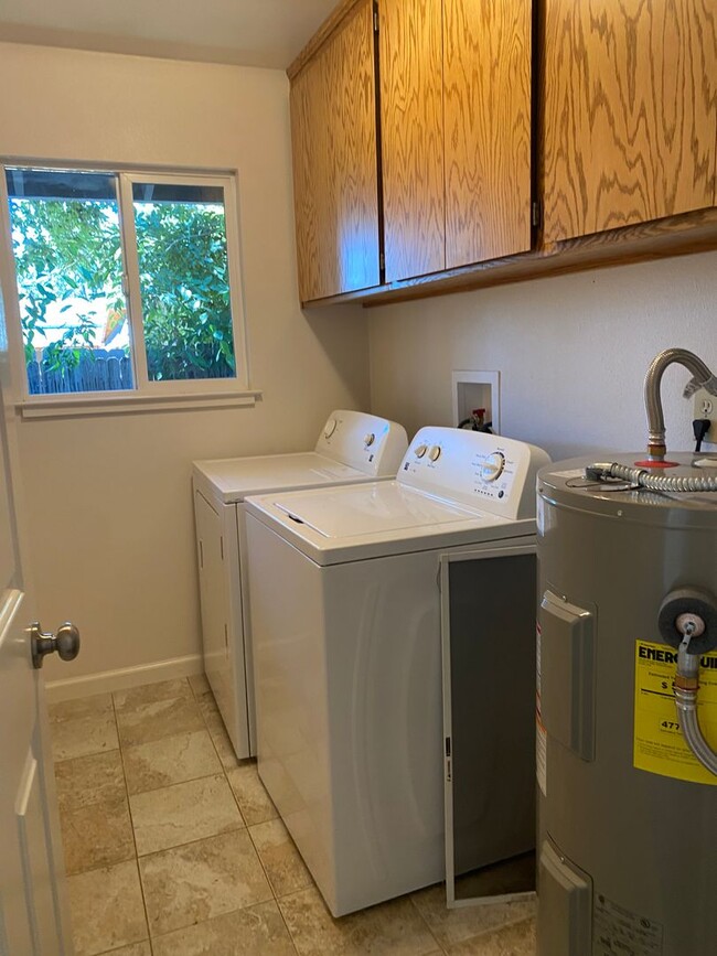 Building Photo - Convenient location, washer/dryer included