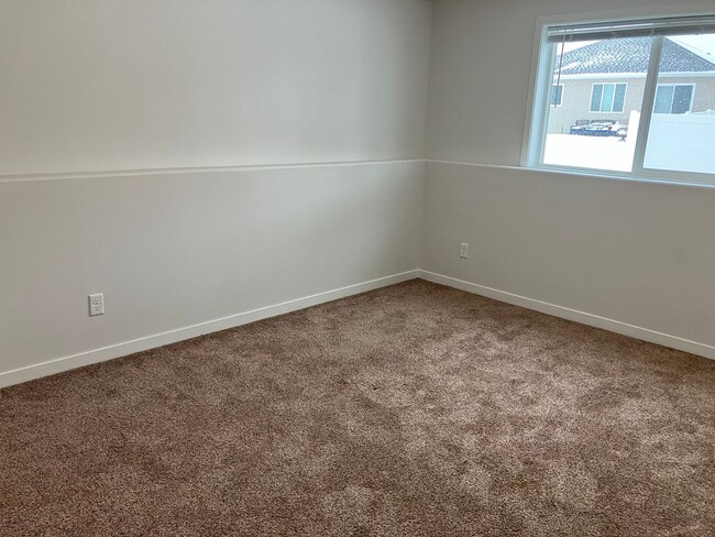 Building Photo - 4 Bed 3 Bath