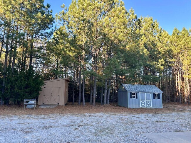 Building Photo - Lovely Custom Built Home with 2 Car Garage and Lots of Privacy