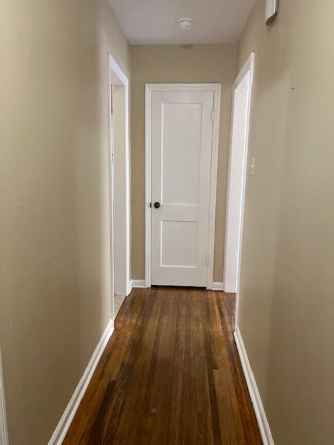 Building Photo - 1022 S White Station Rd