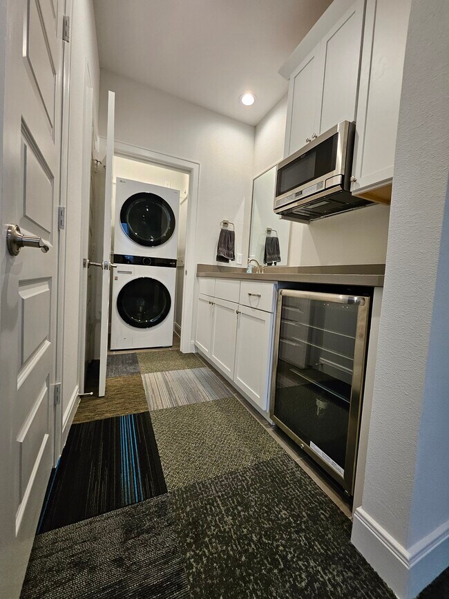 1st floor bedroom / airbnb - 2720 Grand Fountains Dr