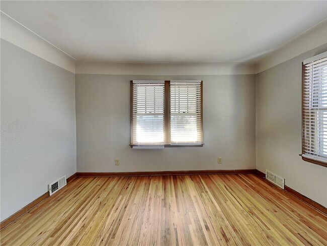 Building Photo - 5606 N Bryant Ave