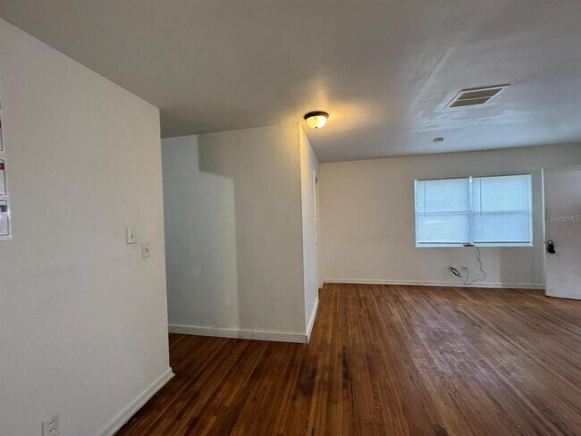 Building Photo - 416 Sun Ct