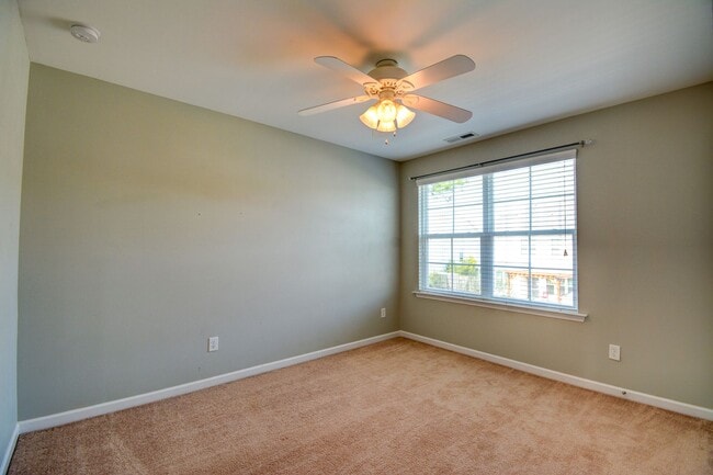 Building Photo - Gorgeous 5 Bedroom Home in Neighborhoods of Holly Ridge