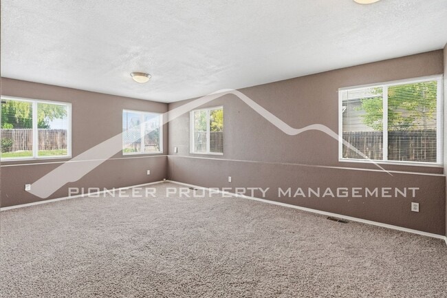 Building Photo - Spacious Home with Central AC and Fenced Yard