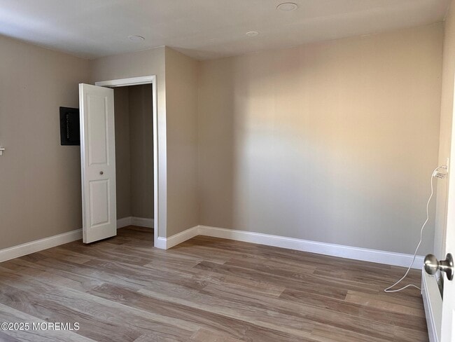 Building Photo - 403 7th St