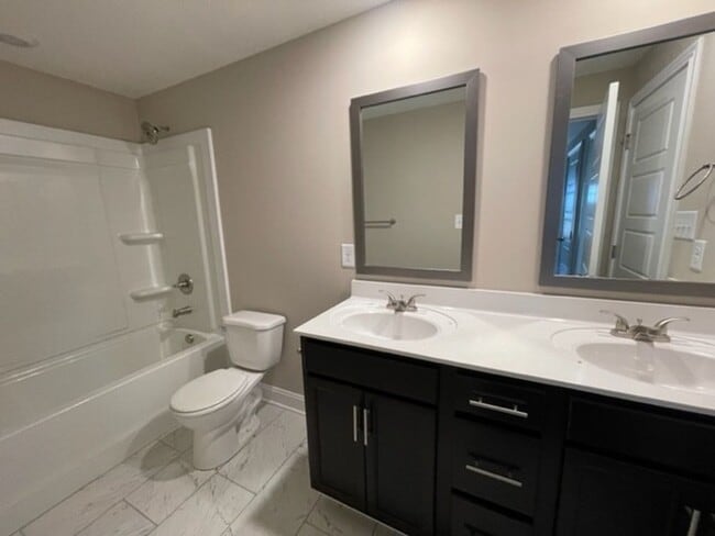 Building Photo - 3 Bedroom 2 Bathroom Home
