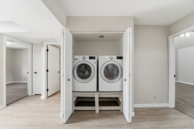 Building Photo - Fully Updated 2 Bed Mesa Condo | Quartz Counters + Pool & Spa