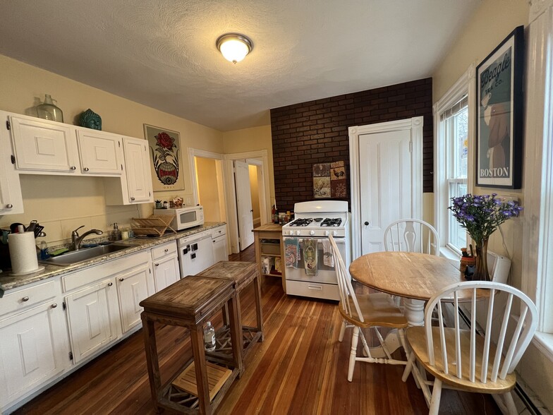 Building Photo - 8 Gilson Ter