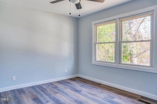 Building Photo - 2204 Emerson Pl