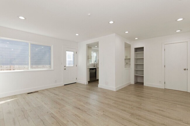 Building Photo - 2 Bedroom Townhome for Rent