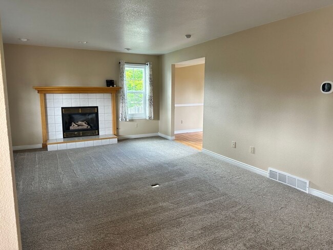 Building Photo - 4 Bedroom, 3.5 Bathroom Home