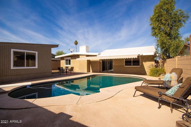 Building Photo - 1609 E Gaylon Dr