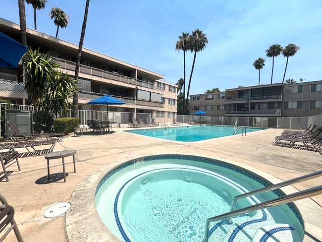 Building Photo - Available Now! 2 Bedroom, 2 Bathroom Riverside Penthouse with Views!